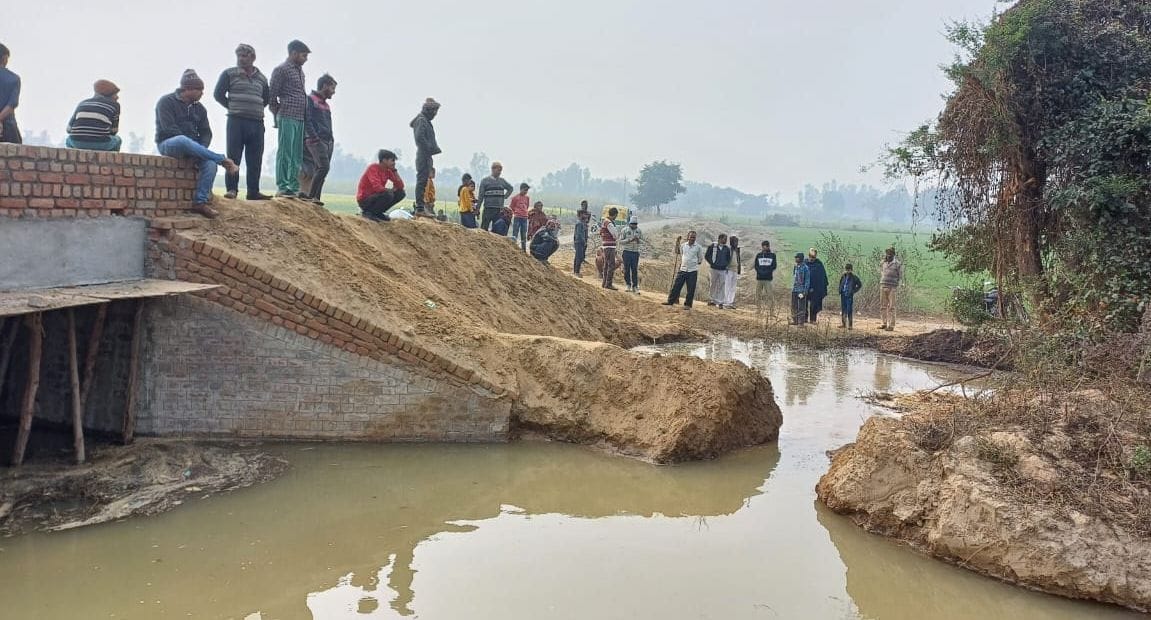 The access road of the culvert of Sawaijpur Rajbaha was cut, crops were submerged