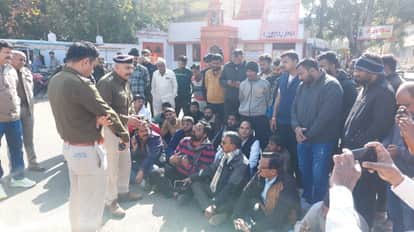 Mandsaur Hindu organizations staged sit-in protest after two cow heads were found in three days