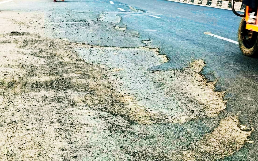 Deep cracks appeared on Bareilly-Farrukhabad highway due to gravel and bitumen getting uprooted