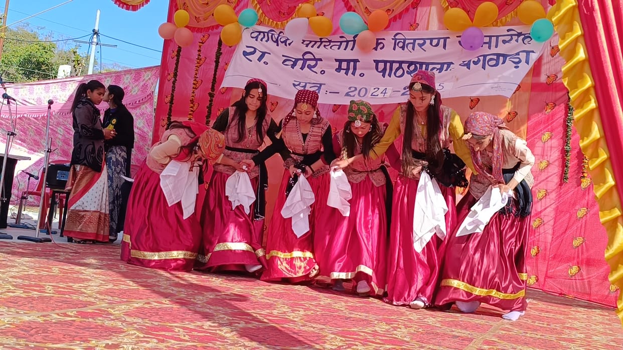Girl students gathered applause on Chitta Tera Chola Kala Dora and Rang De Basanti...