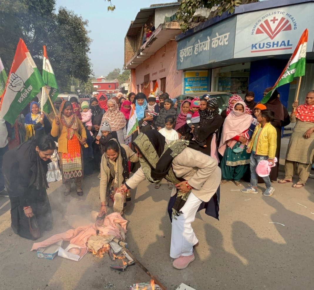 Congressmen burnt the effigy of former BJP MP
