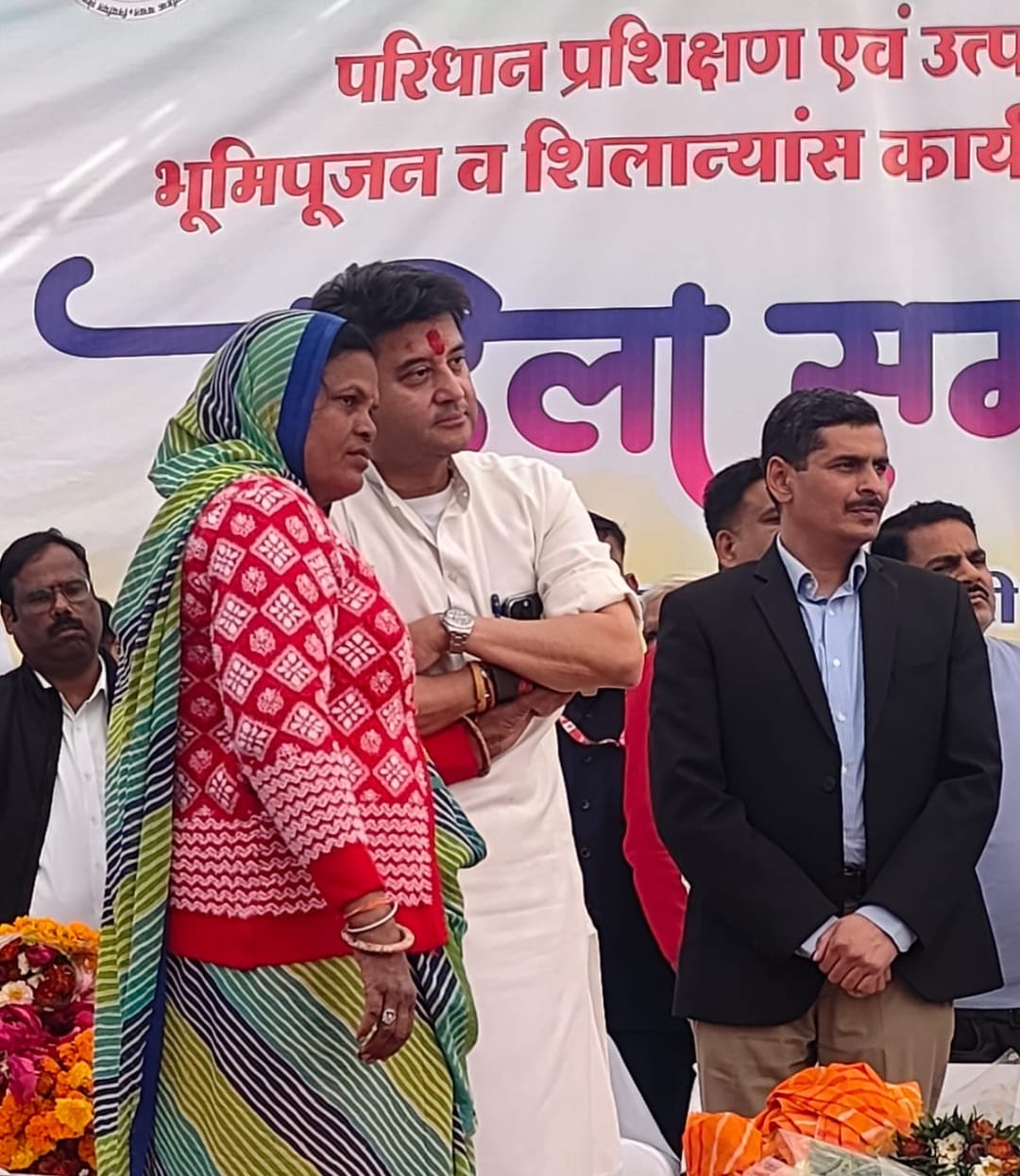 बूढ़ा डोंगर में महिला के साथ केंद्रीय मंत्री  सिंधिया
