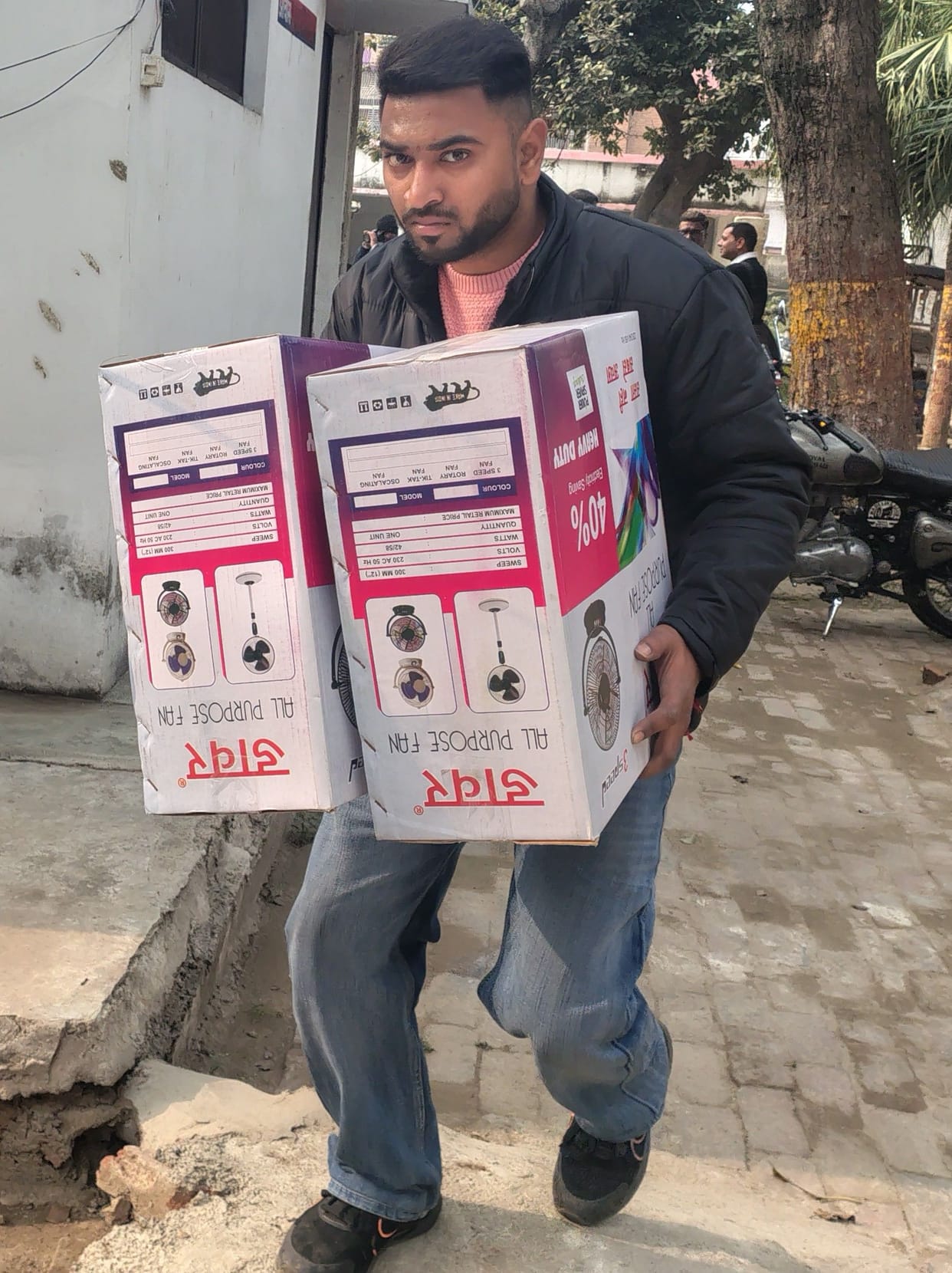 Selling electrical products in the name of a famous company, shopkeeper caught
