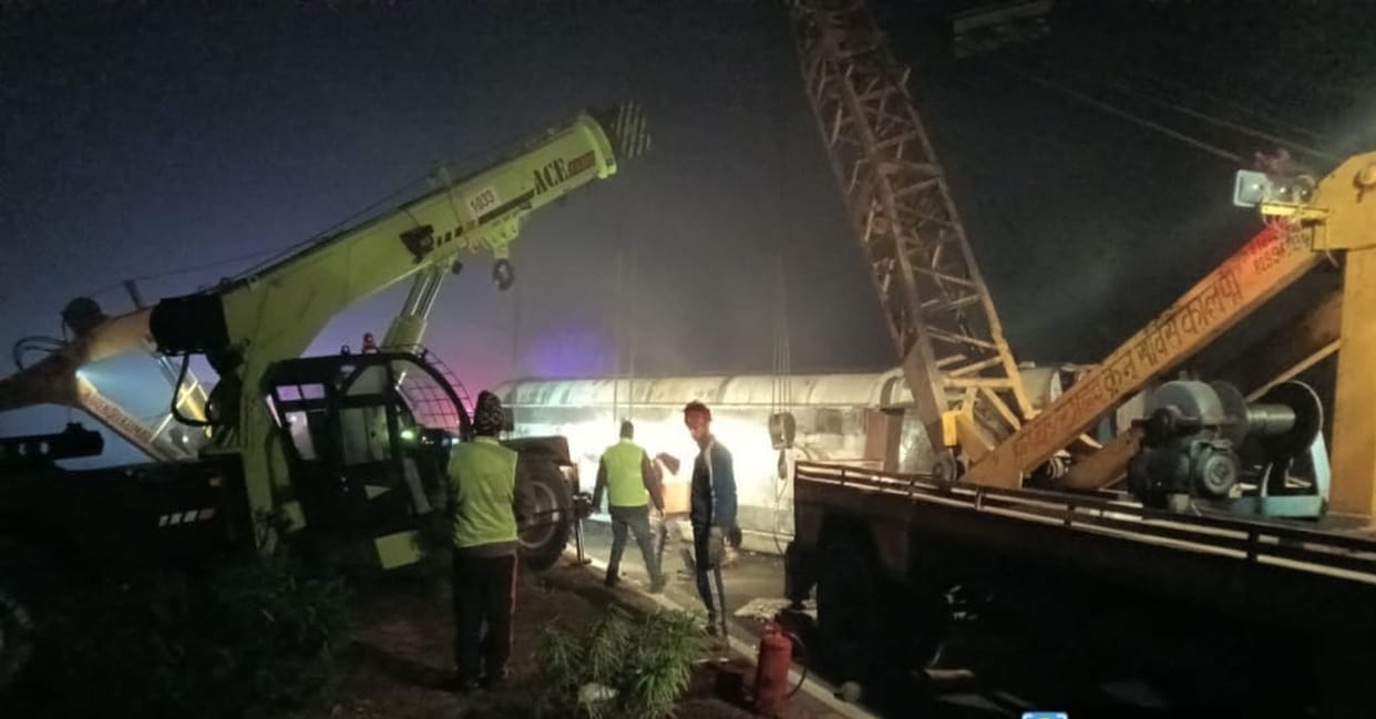 A tanker full of chemicals overturned due to driver dozing off, traffic disrupted for four hours