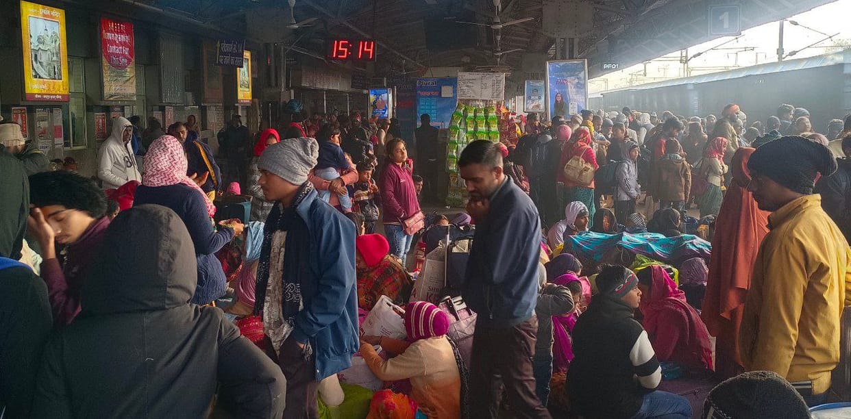 krshnanagaree mein bachchon se bheekh mangavaatee milee maan