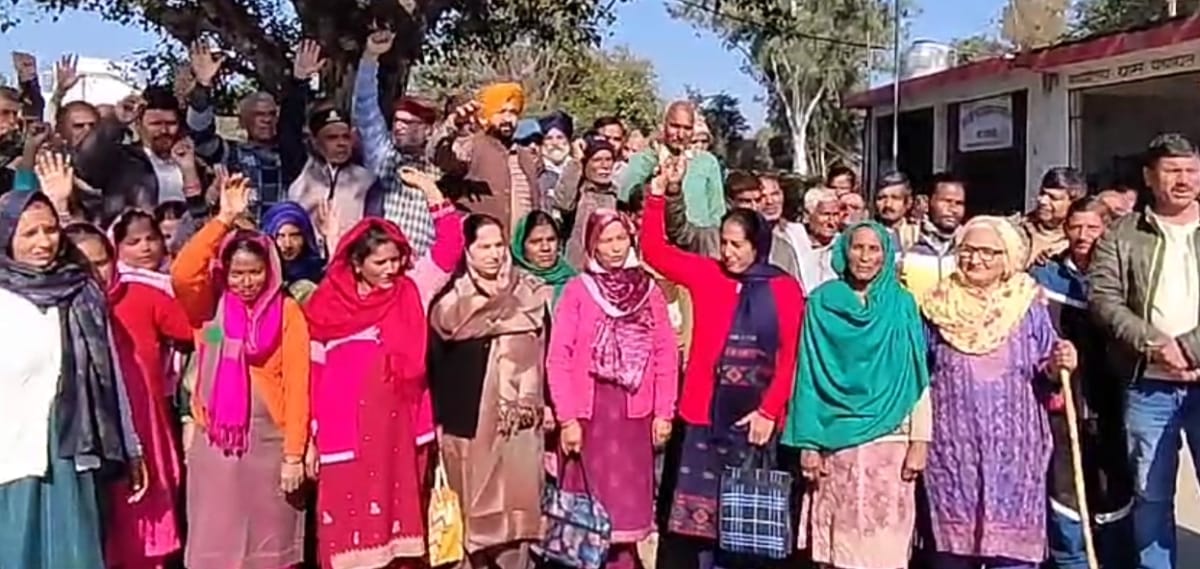 Villagers came out in protest against shifting of development block and Nagar Panchayat