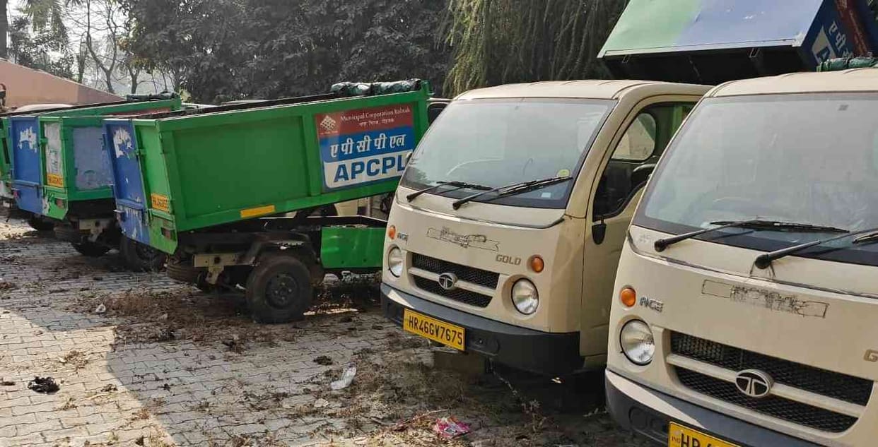 Vehicles collecting garbage from the city are becoming junk.