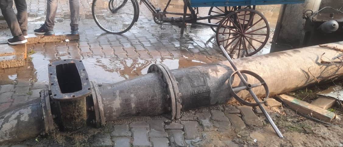 Overhead tank valve burst, several gallons of water flowed out
