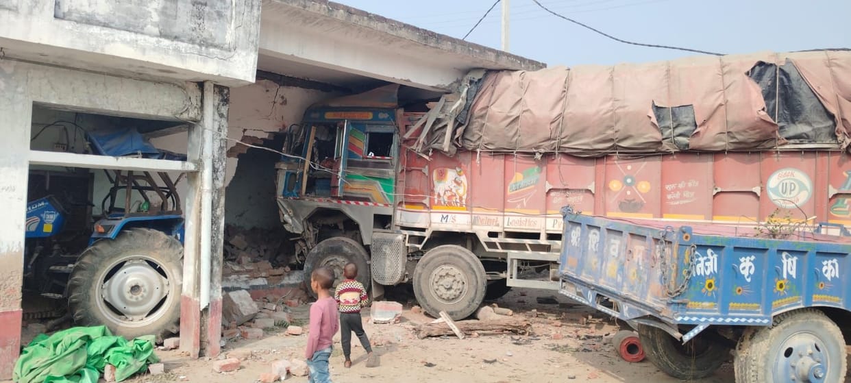 After colliding with a truck, the dumper overturned in a ditch, the truck entered the house