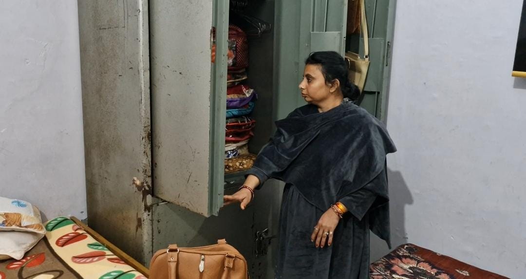 Thieves took away jewelery and cash after switching off the street light and broke the lock.