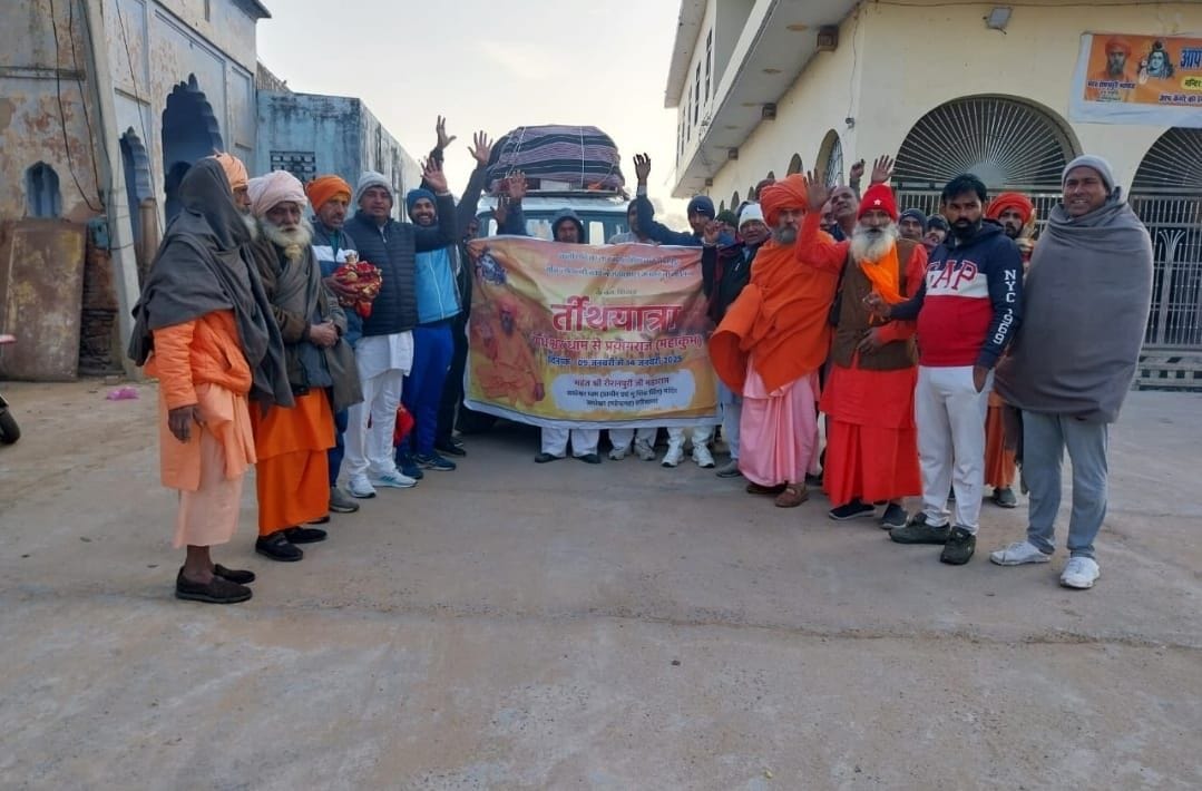 A group of saints and sages left for Mahakumbh Prayagraj from Bageshwar Dham.