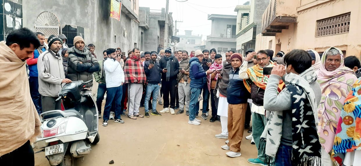 The finance bank team reached village Baijalpur to seal the house of the debtor, but returned empty handed due to protest