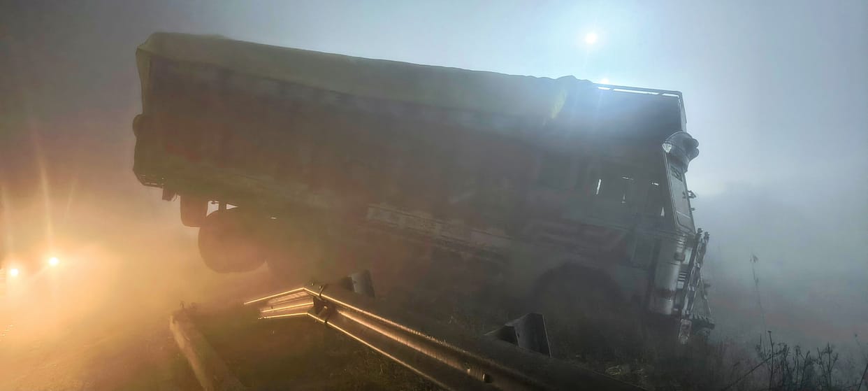 Road not visible due to fog, truck landed in ditch