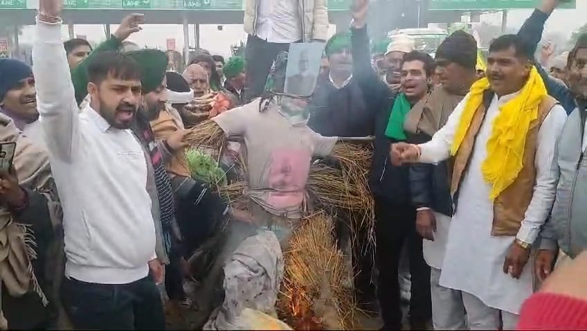 Farmers raised slogans against the PM at the toll plaza