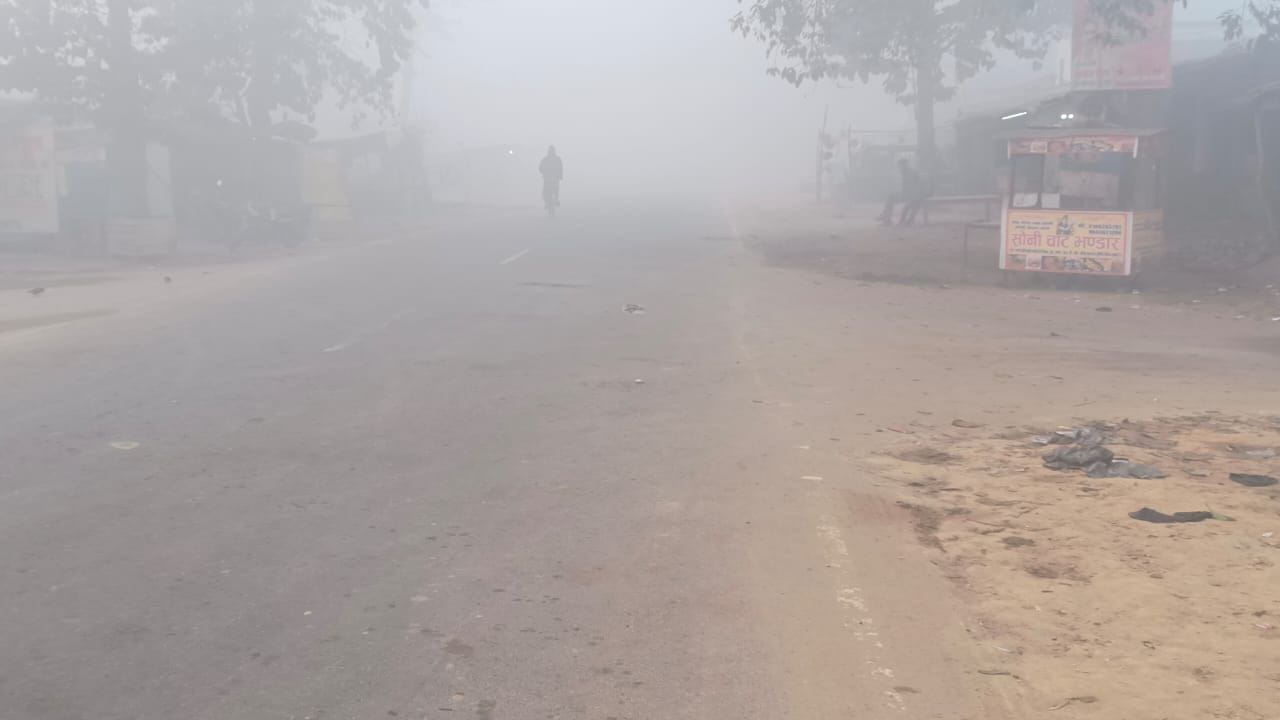 जिले में छाया रहा घना कोहरा।