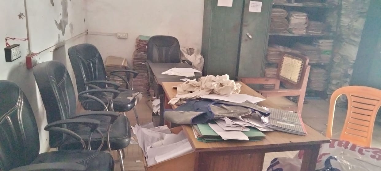 Computer and biometric machine stolen by breaking the lock of Duda office