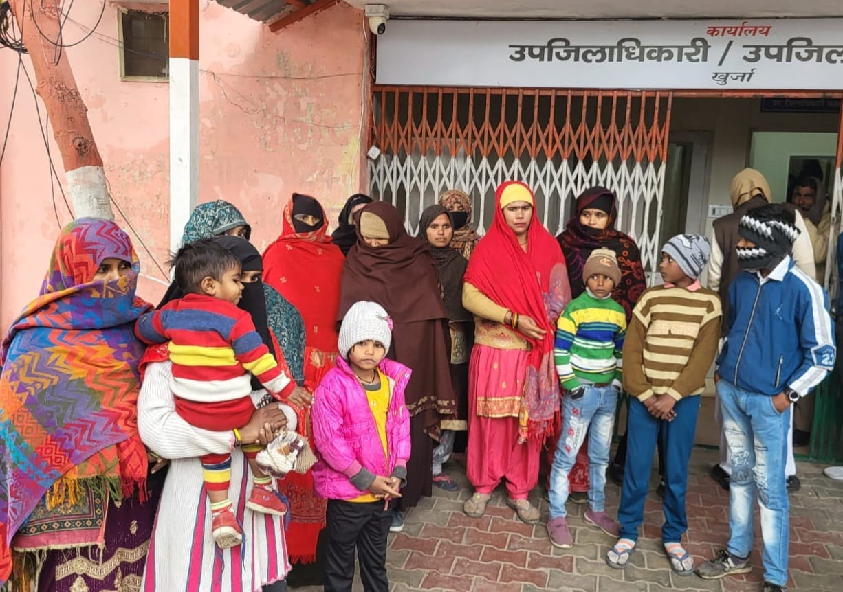 Women demonstrated due to lack of Aadhar Card KYC