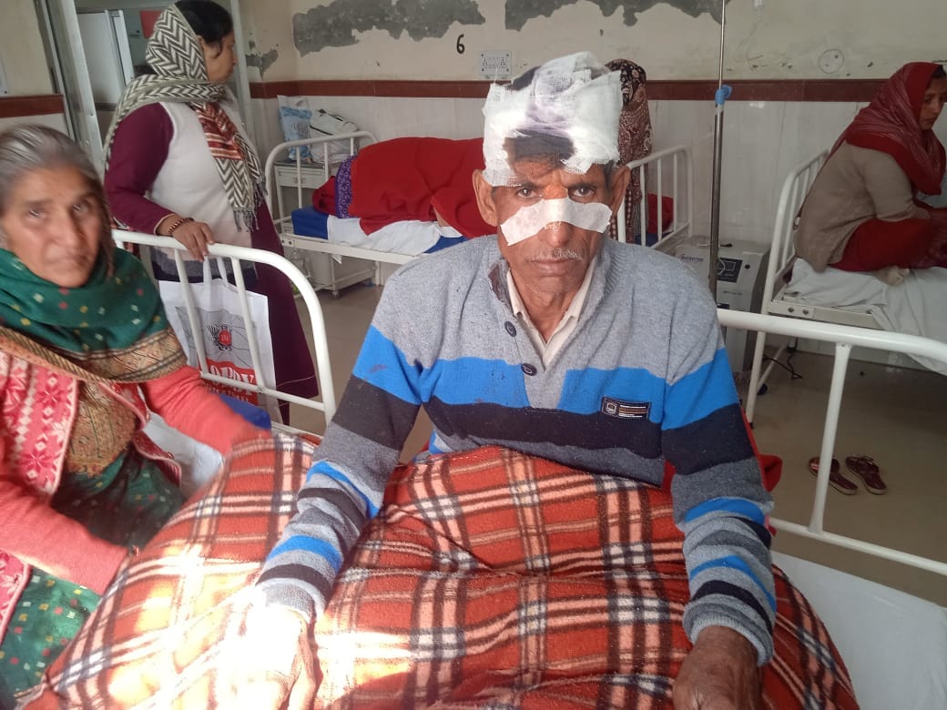 In broad daylight, an old man was hit on the head and looted 30 thousand rupees out of ignorance.