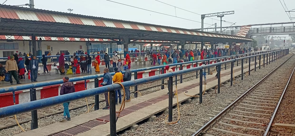 Kalindi Express passengers kept wandering on the platform for 11 hours