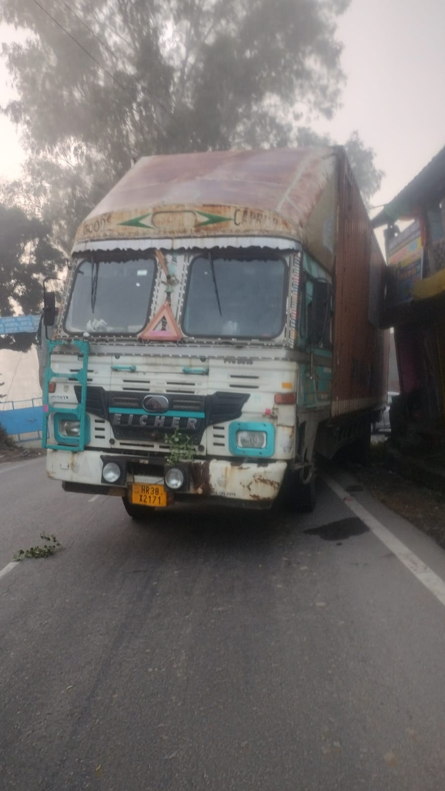 The truck went out of control and entered the drain in Didwin.