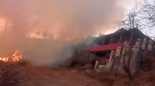 Fire breaks out in the hills, poses a threat to the village