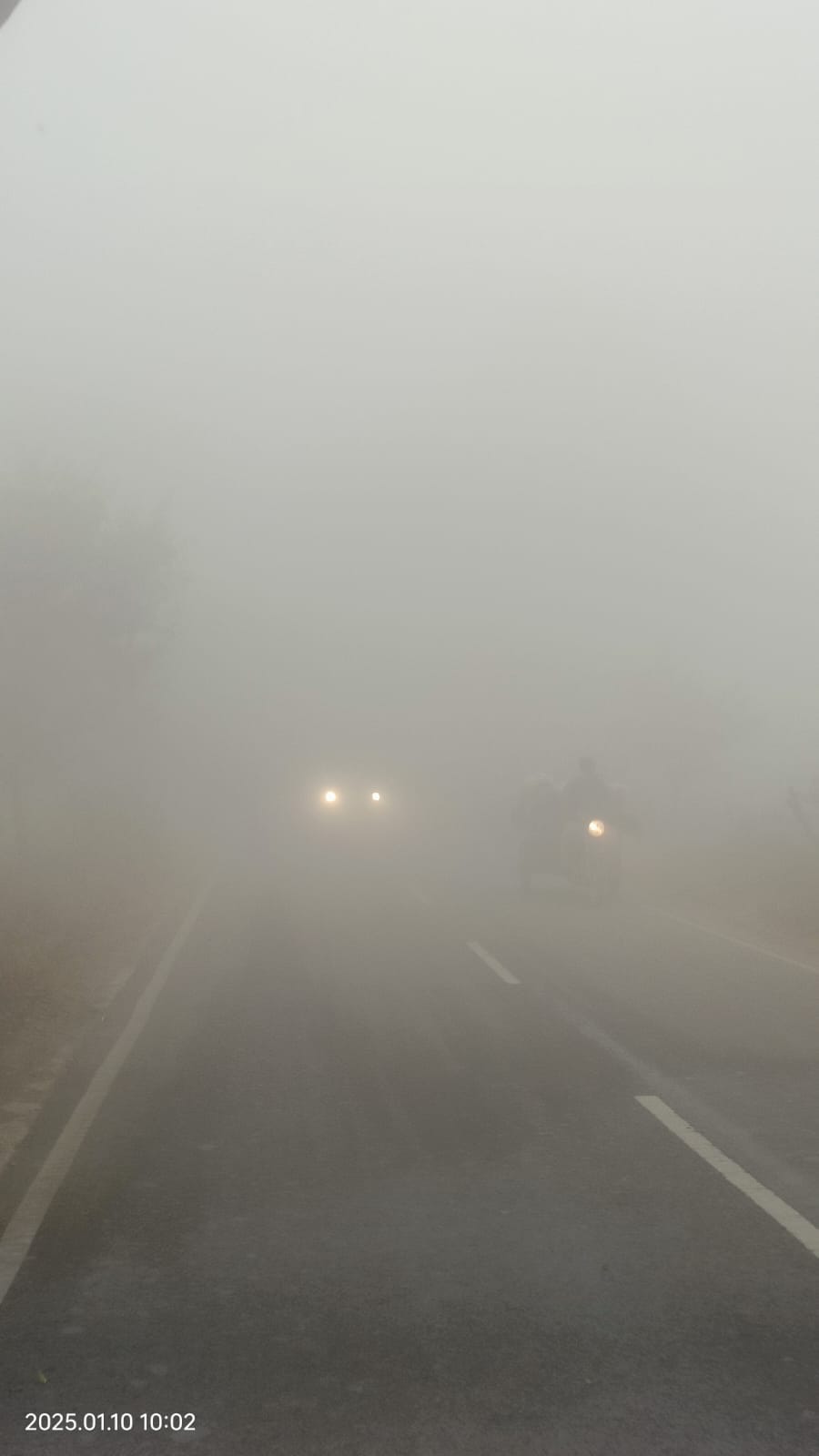 Visibility reduced to zero due to fog, five people injured in truck-car collision