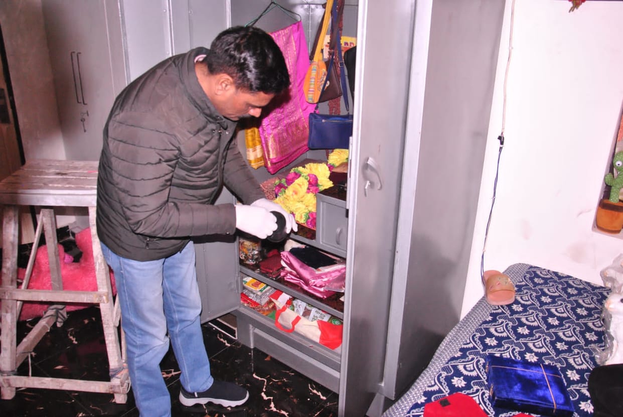 he daughter of a teacher couple was taken hostage and 40 lakhs were looted.