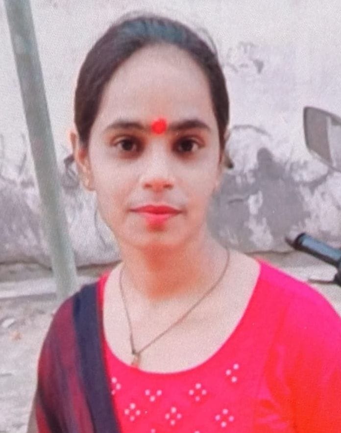A young woman died in an accident, many vehicles passed over her body due to fog