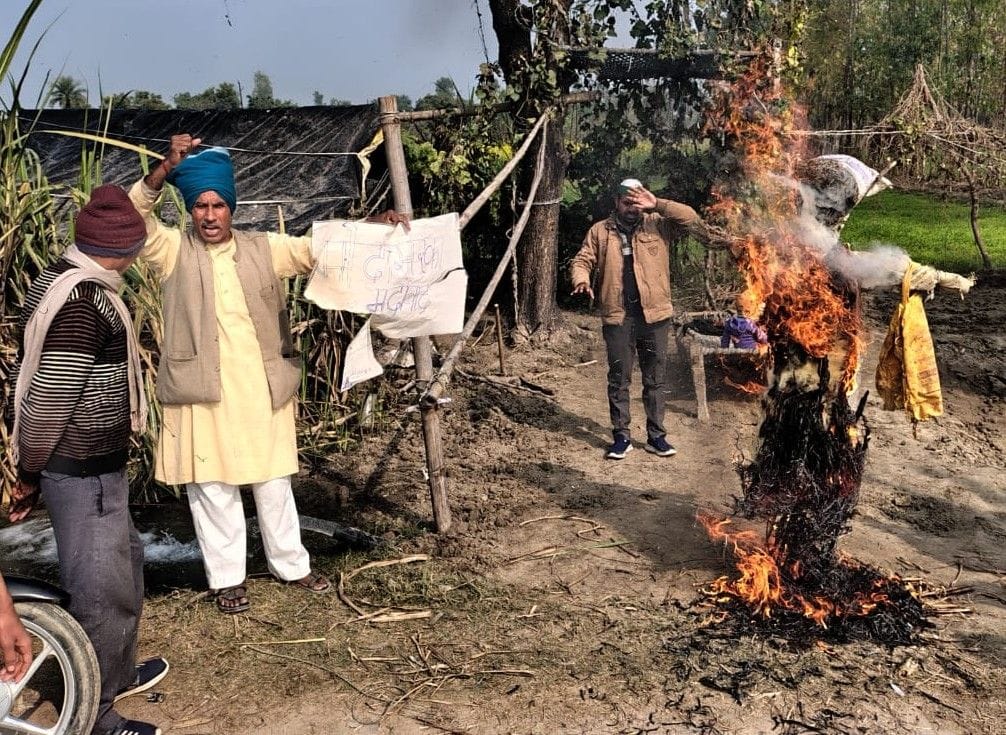 Bhakiyu Asli burnt the effigy of the central government