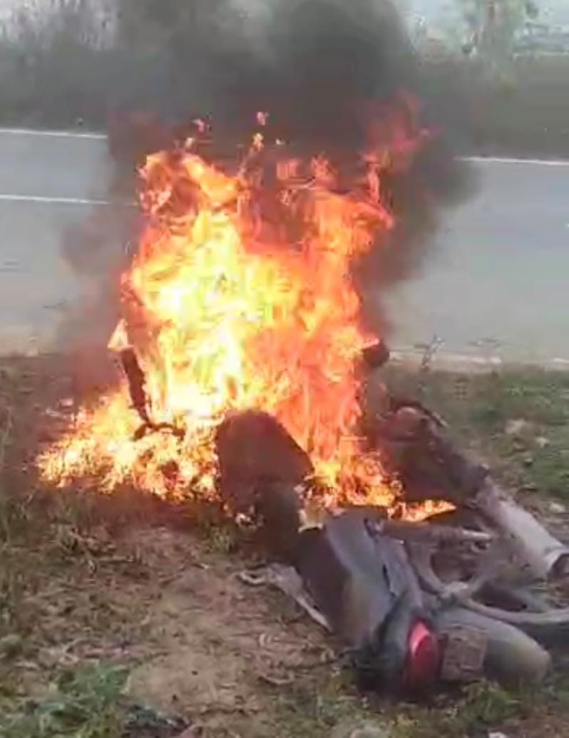 Bike became a ball of fire, two youths saved their lives by jumping