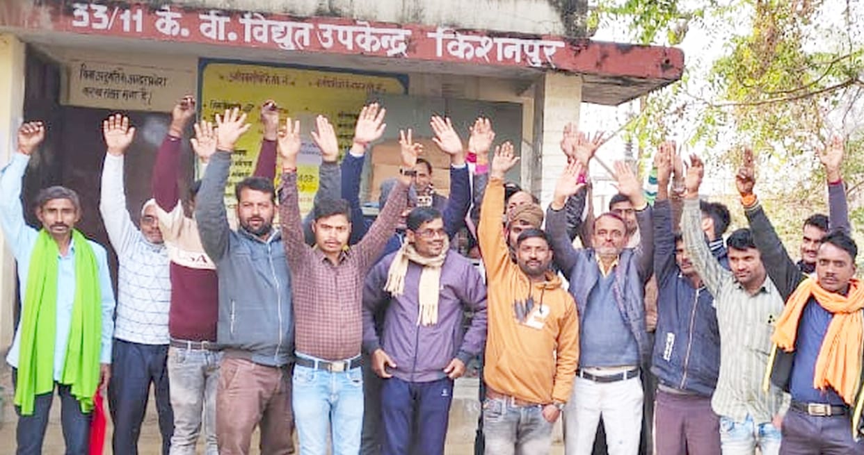 Line man goes on strike over salary cut, clash with JE