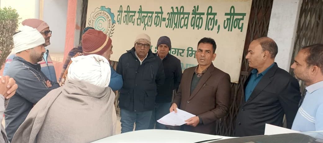 Sugarcane farmers and producers came out in protest against online tokens.