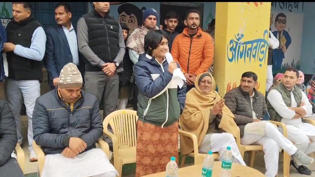 MLA Vinesh Phogat heard the problems in Hathwala, Akalgarh and Budakheda villages.
