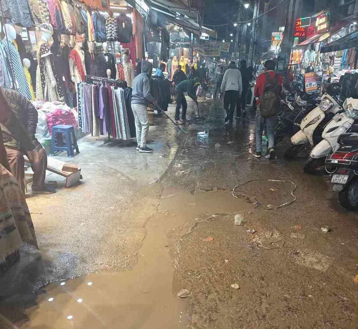 One crore rupees are spent every month, still the market is not being cleaned