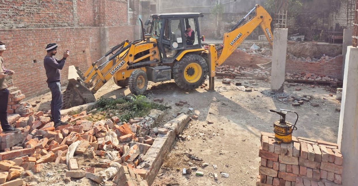 Bulldozer runs on illegal construction on the land of district hospital