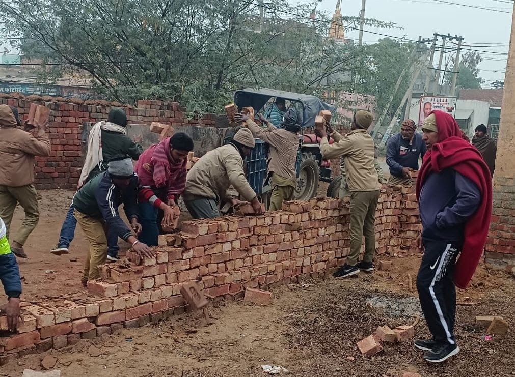 Municipal employees stopped illegal occupation