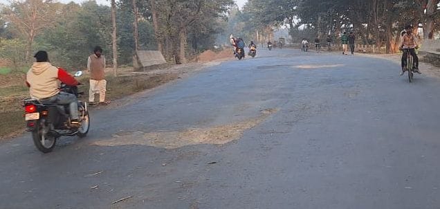 Instead of repairing, mud is being filled in highway potholes, danger of accident