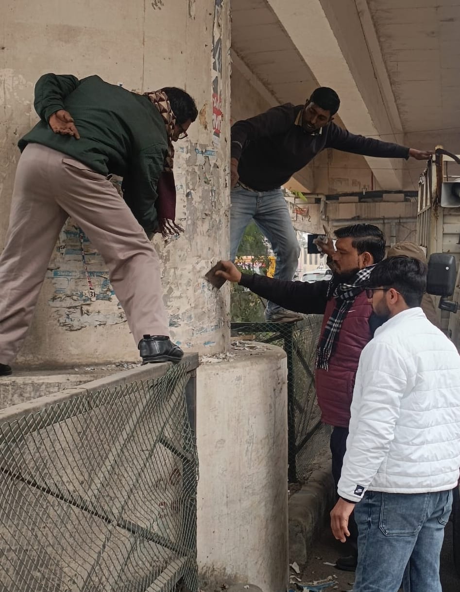 Notice to 17 for putting up illegal hoardings, flex and posters