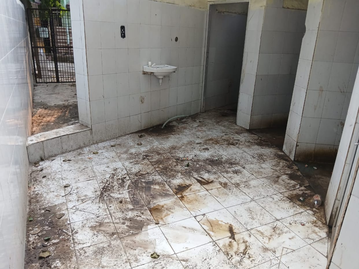 22 toilets, somewhere with a tank and somewhere with no water