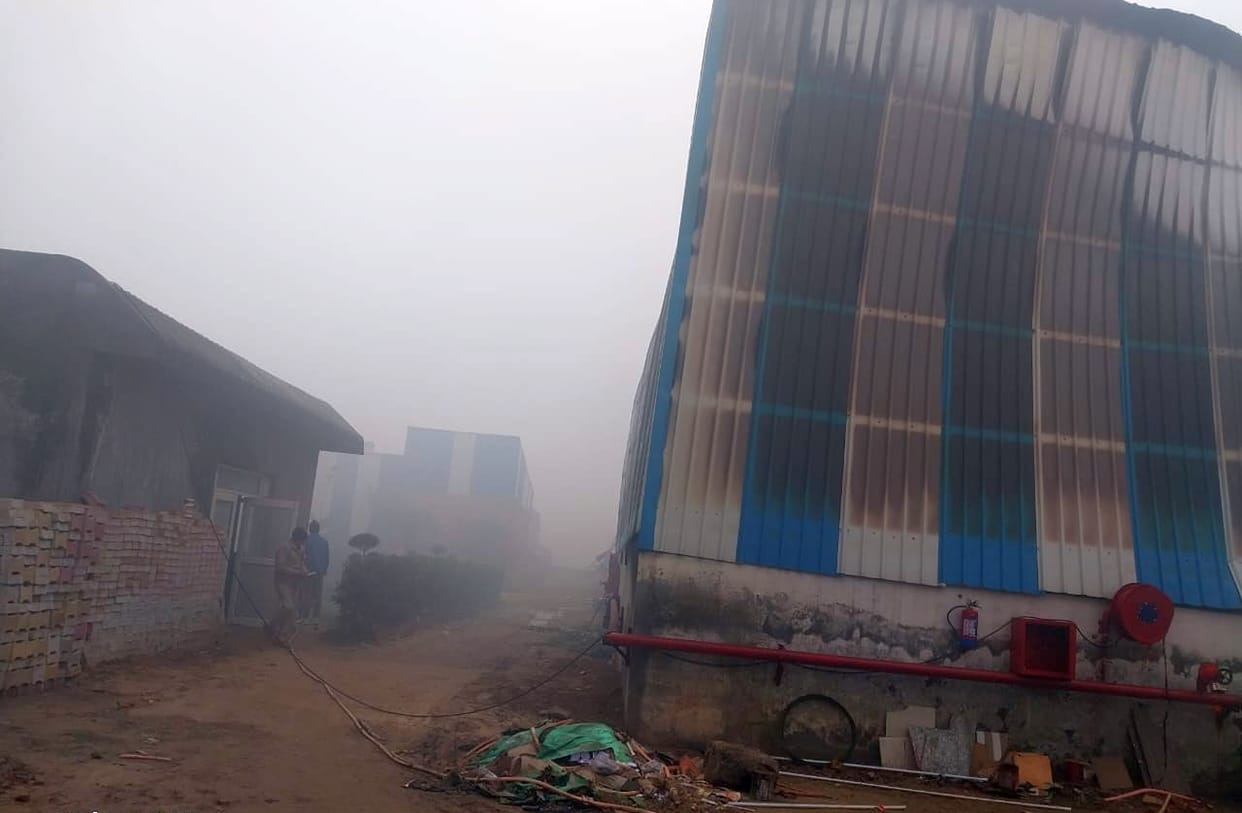 Fire broke out in foam factory due to short circuit, foam burnt to ashes