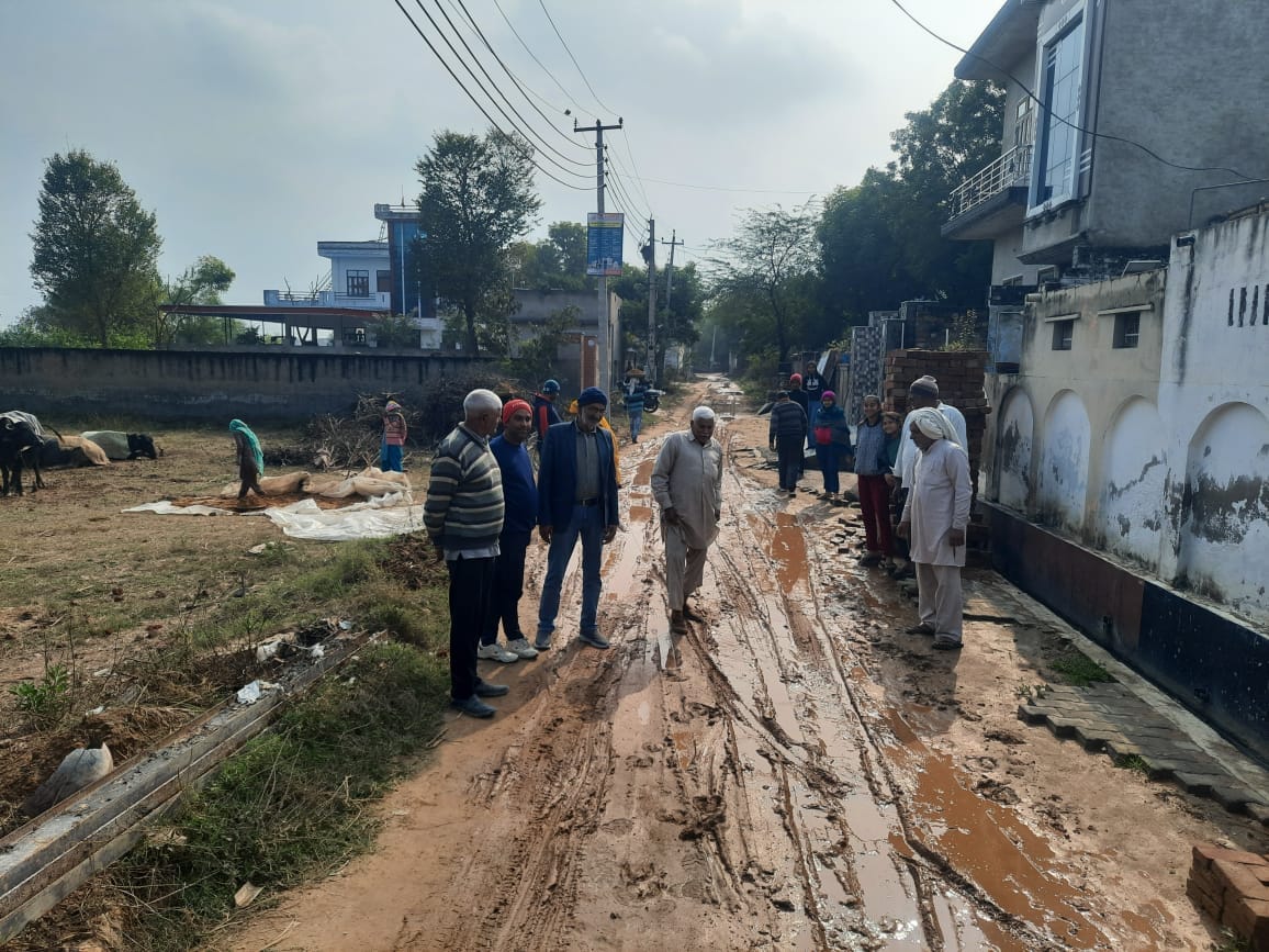 Villagers demanded reconstruction of the uprooted Phirni.
