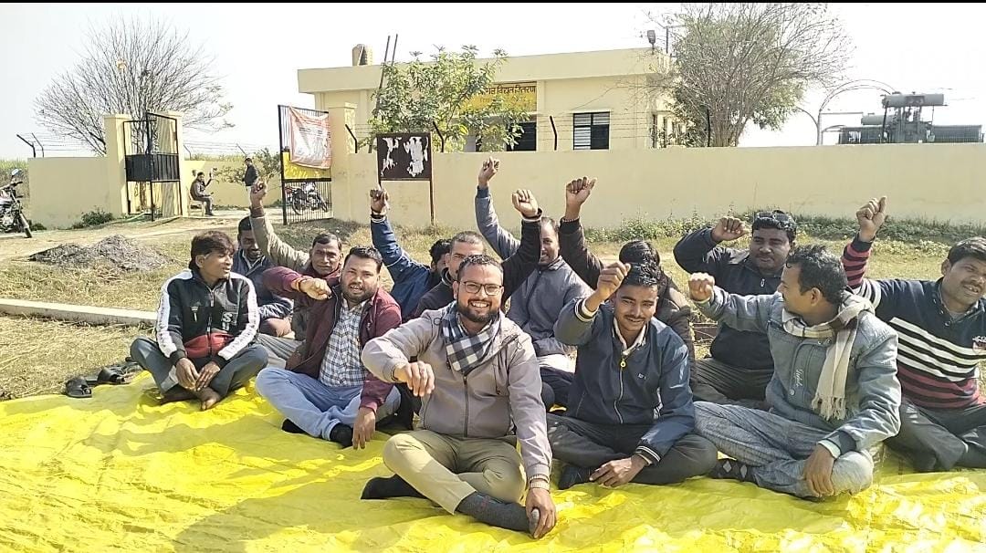 Contract electricity workers protested