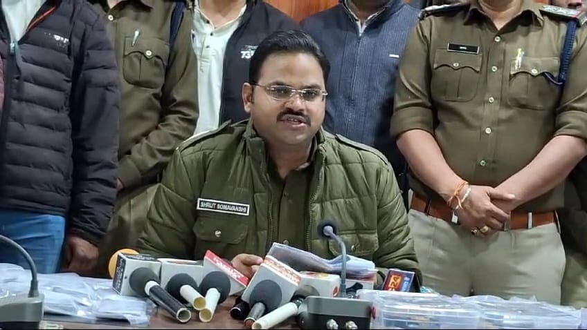 जानकारी देते एसपी