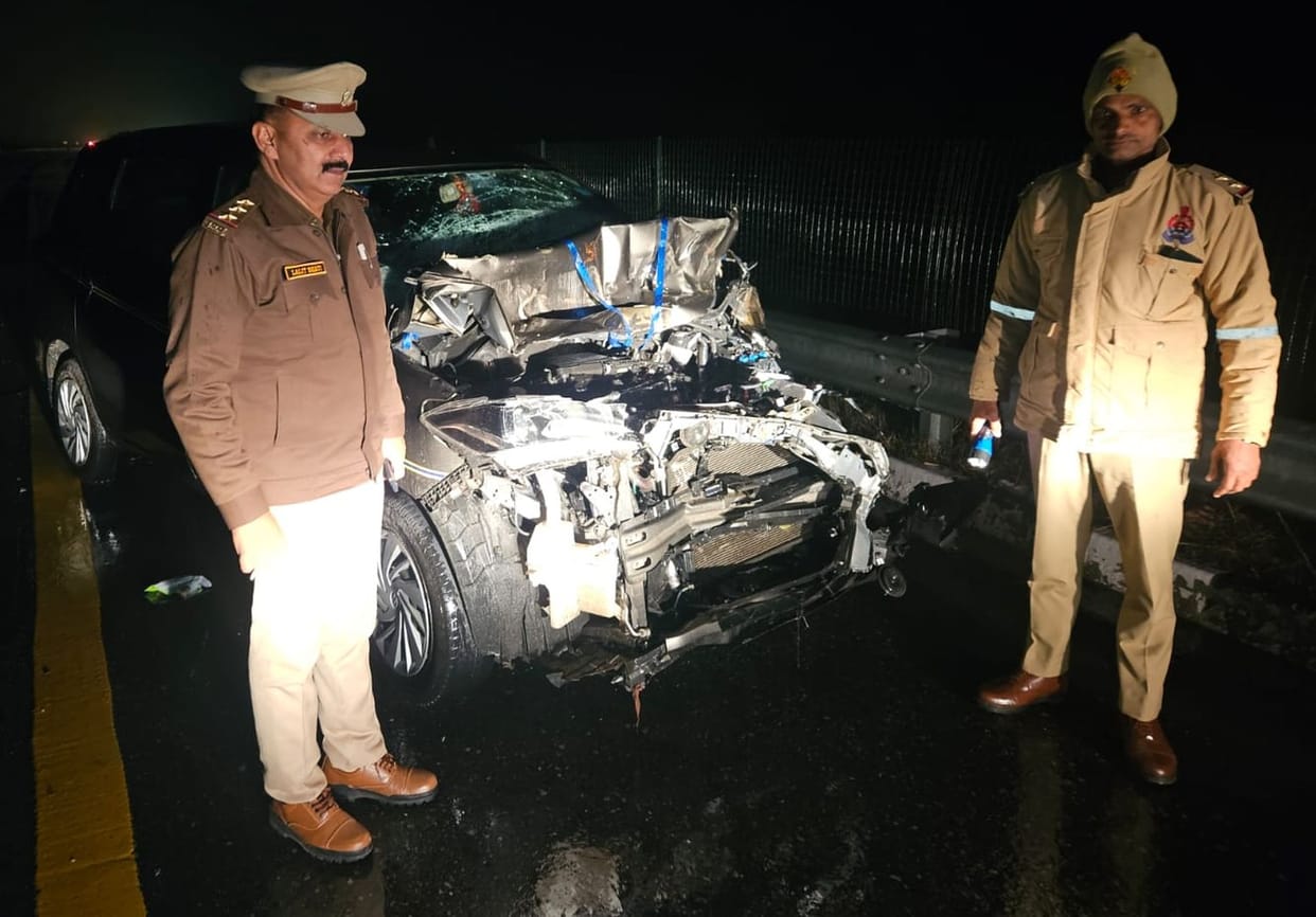 Ghaziabad police car collides with a parked truck, 5 policemen injured