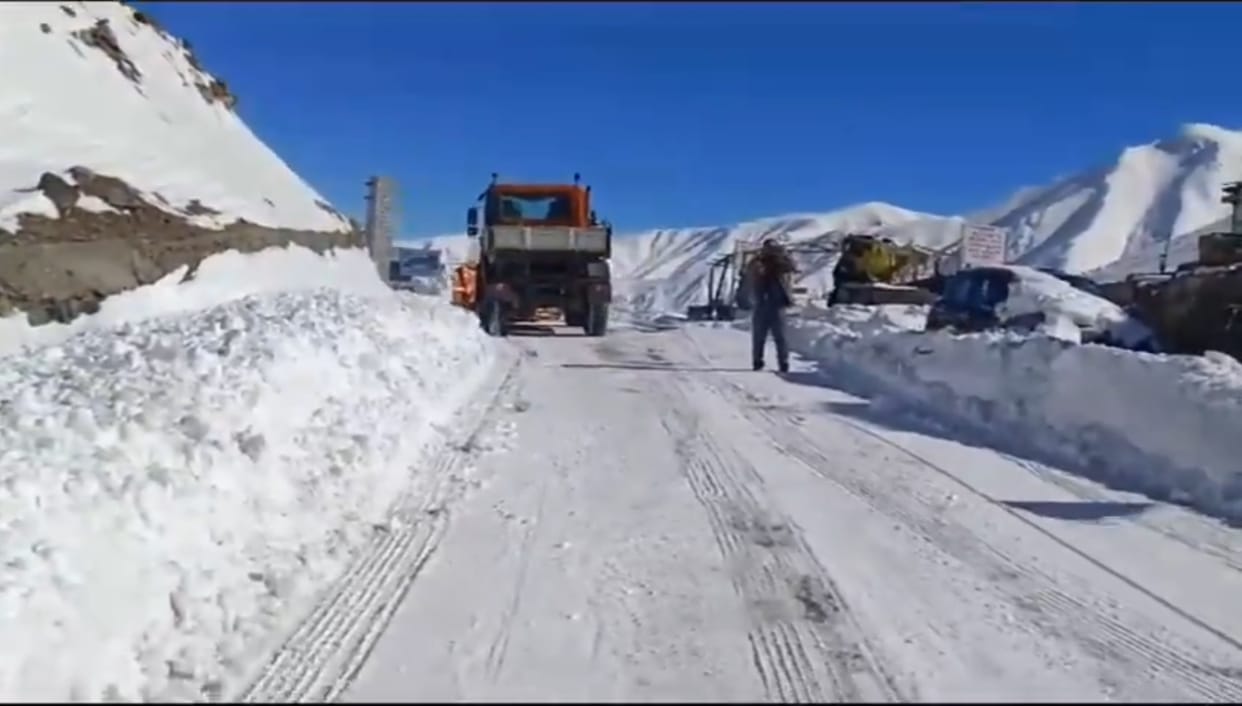 Snow removal work completed on Mughal Road, machines reached Peer Gali