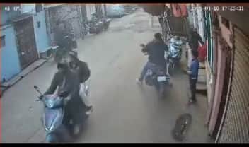 महिला की चेन लेकर भागता युवक