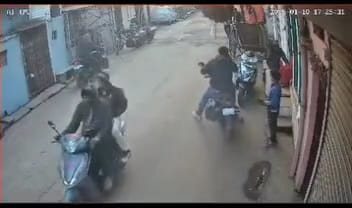 महिला की चेन लेकर भागता युवक