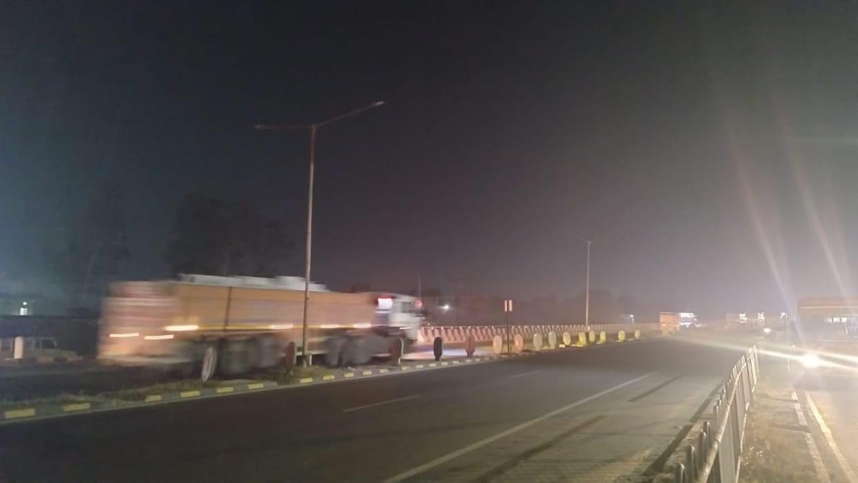 Counting lights on 96 pillars on the overbridge, it becomes dark as soon as the evening falls.
