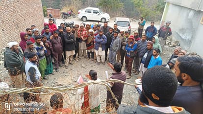 पल्यूर पंचायत में खुले आसमान तले ग्राम सभा करते पंचायत प्रतिनिधि और ग्रामीण। 