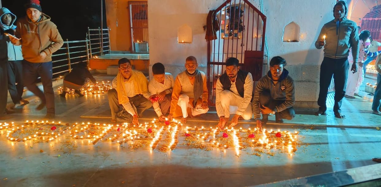 Ram devotees lit lamps and distributed prasad at Shiv temple.